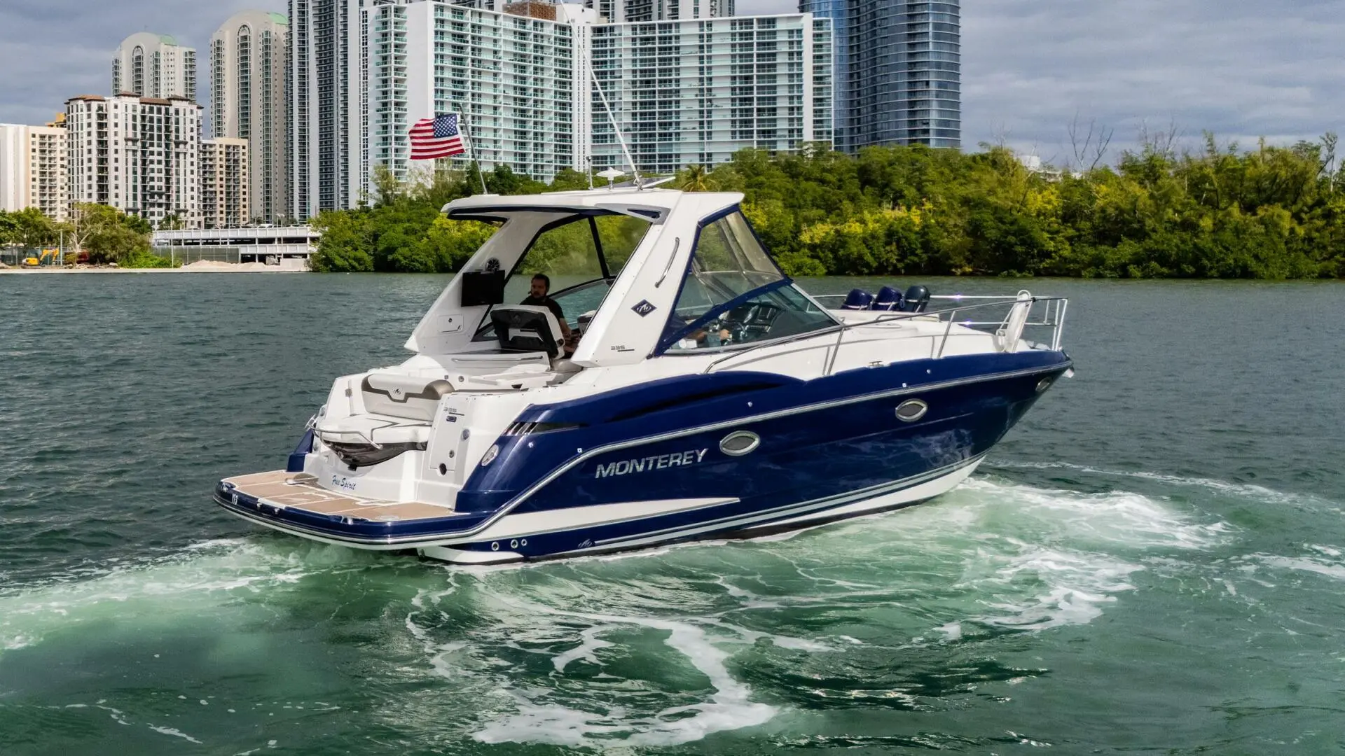 2015 Monterey 335 sport yacht