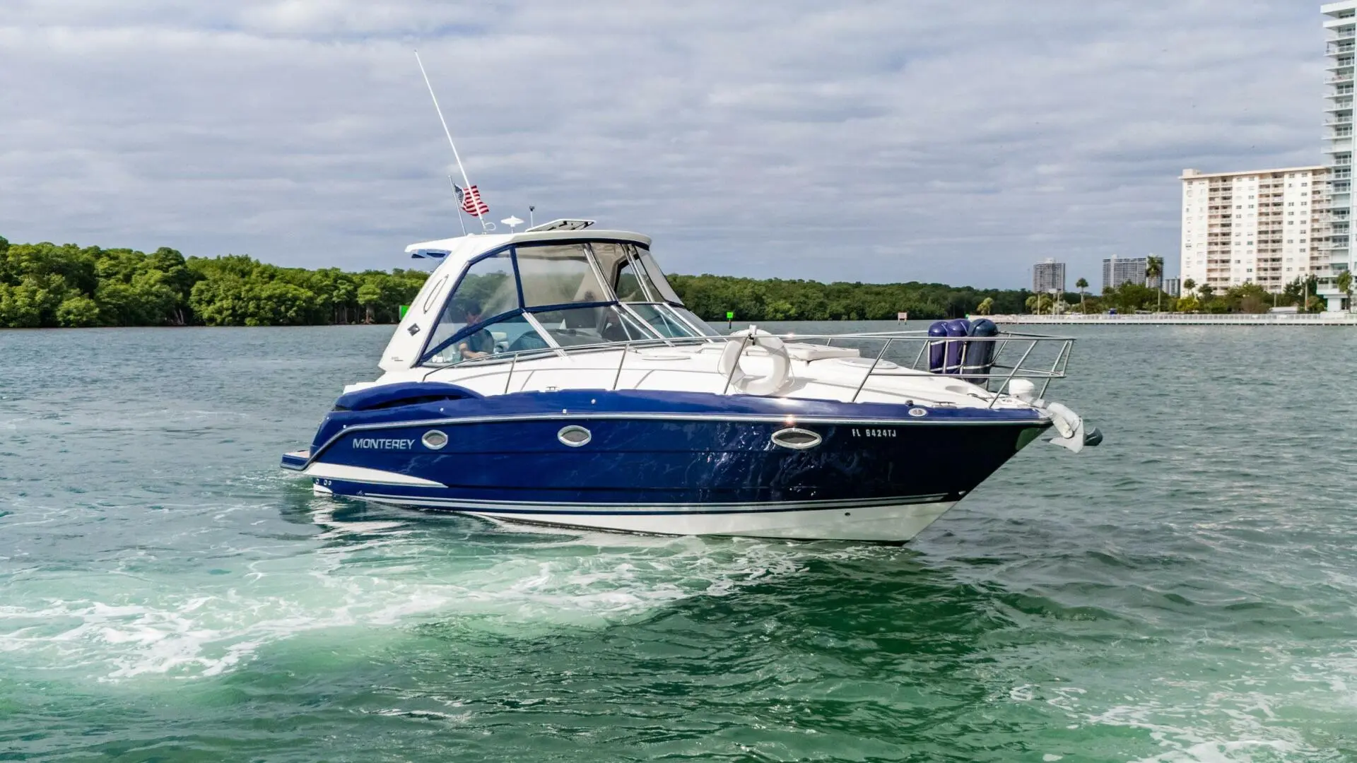 2015 Monterey 335 sport yacht