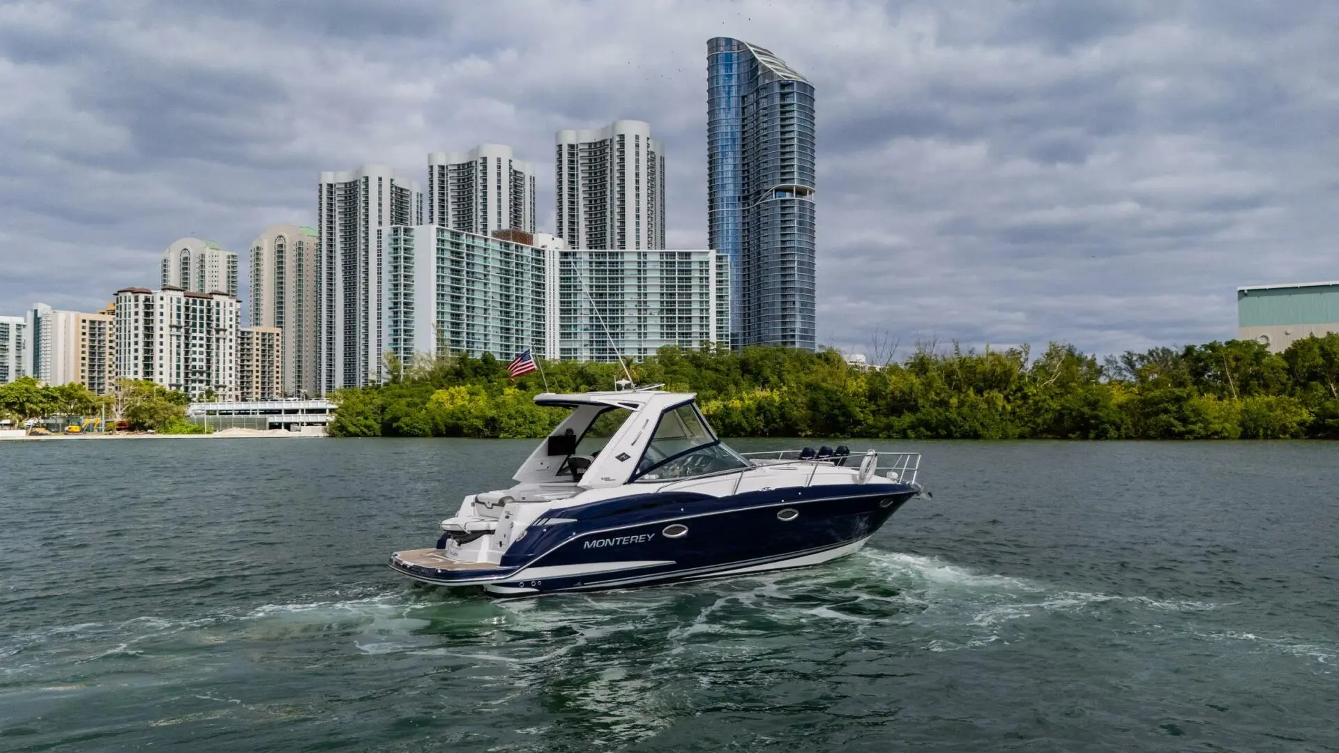 2015 Monterey 335 sport yacht