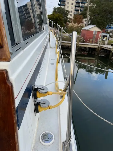 1987 Bayliner 3870 motor yacht