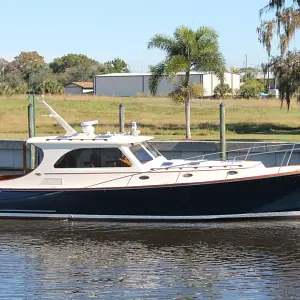 2005 Hinckley Talaria 44 Motor Yacht