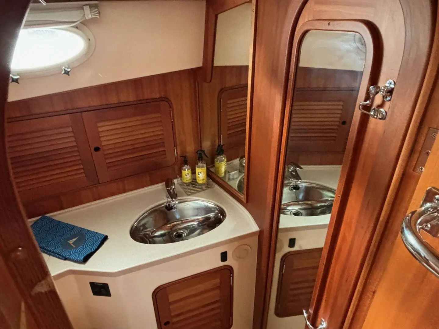 2005 Hinckley talaria 44 motor yacht