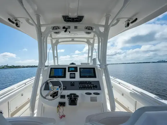 Robalo R300 Center Console