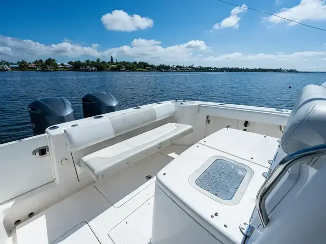 Robalo R300 Center Console