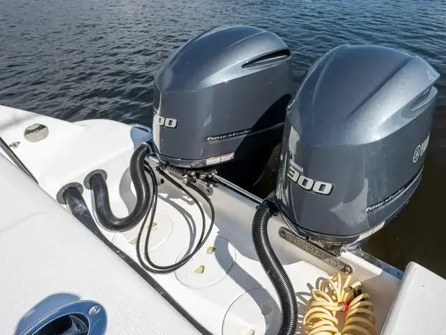 Robalo R300 Center Console