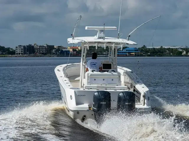 Robalo R300 Center Console