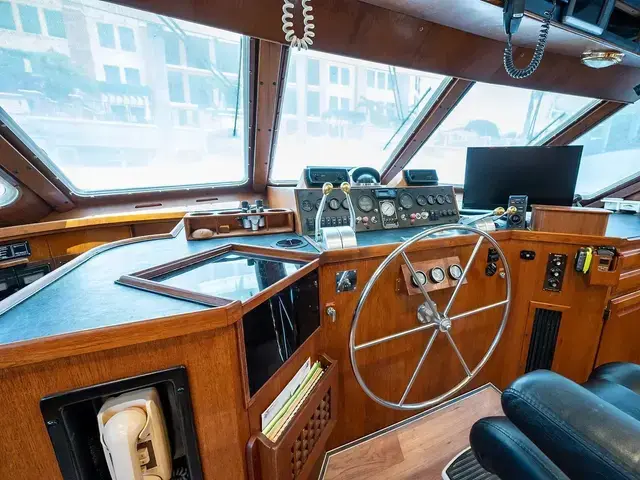 Tollycraft Pilothouse