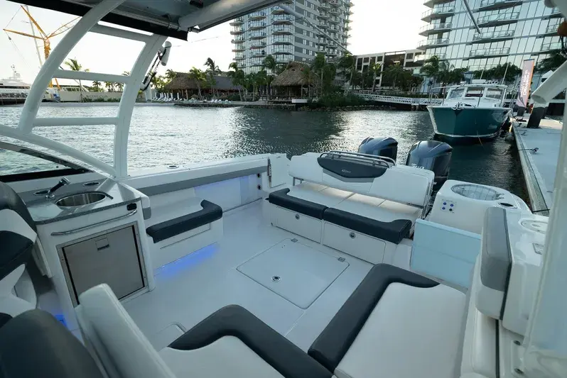 2020 Robalo 317 dual console