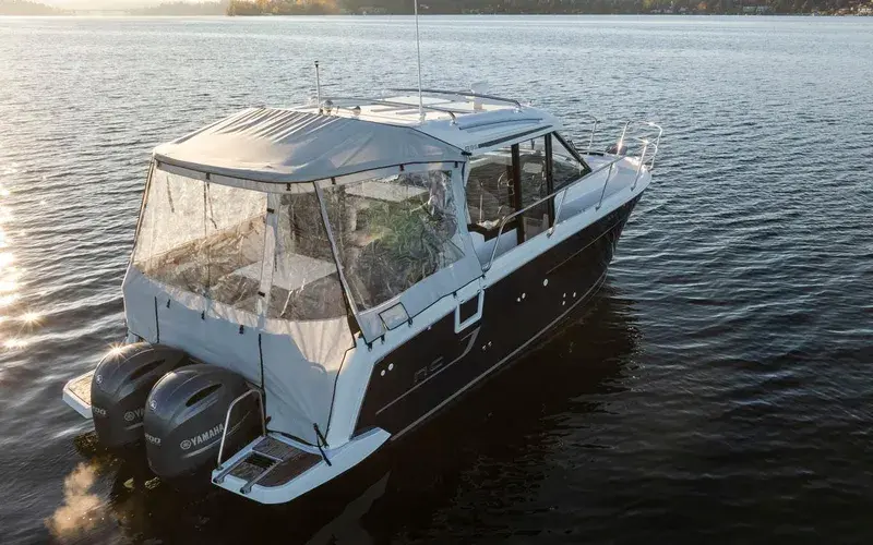 2022 Jeanneau 895 weekender