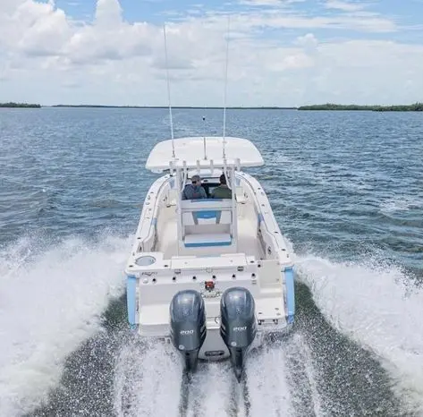 2023 Robalo r270 center console