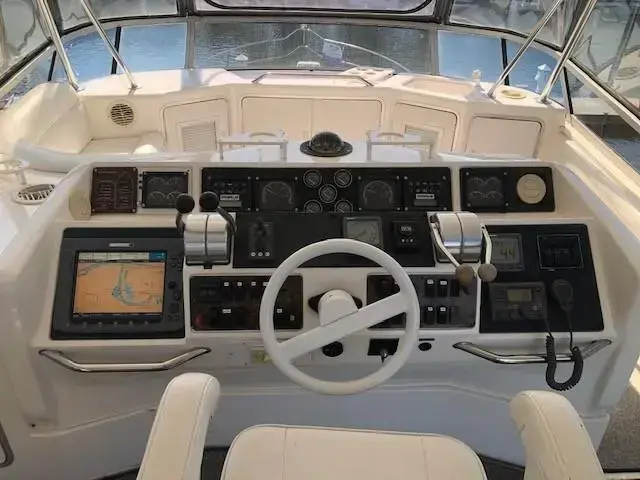 Sea Ray 550 Sedan Bridge