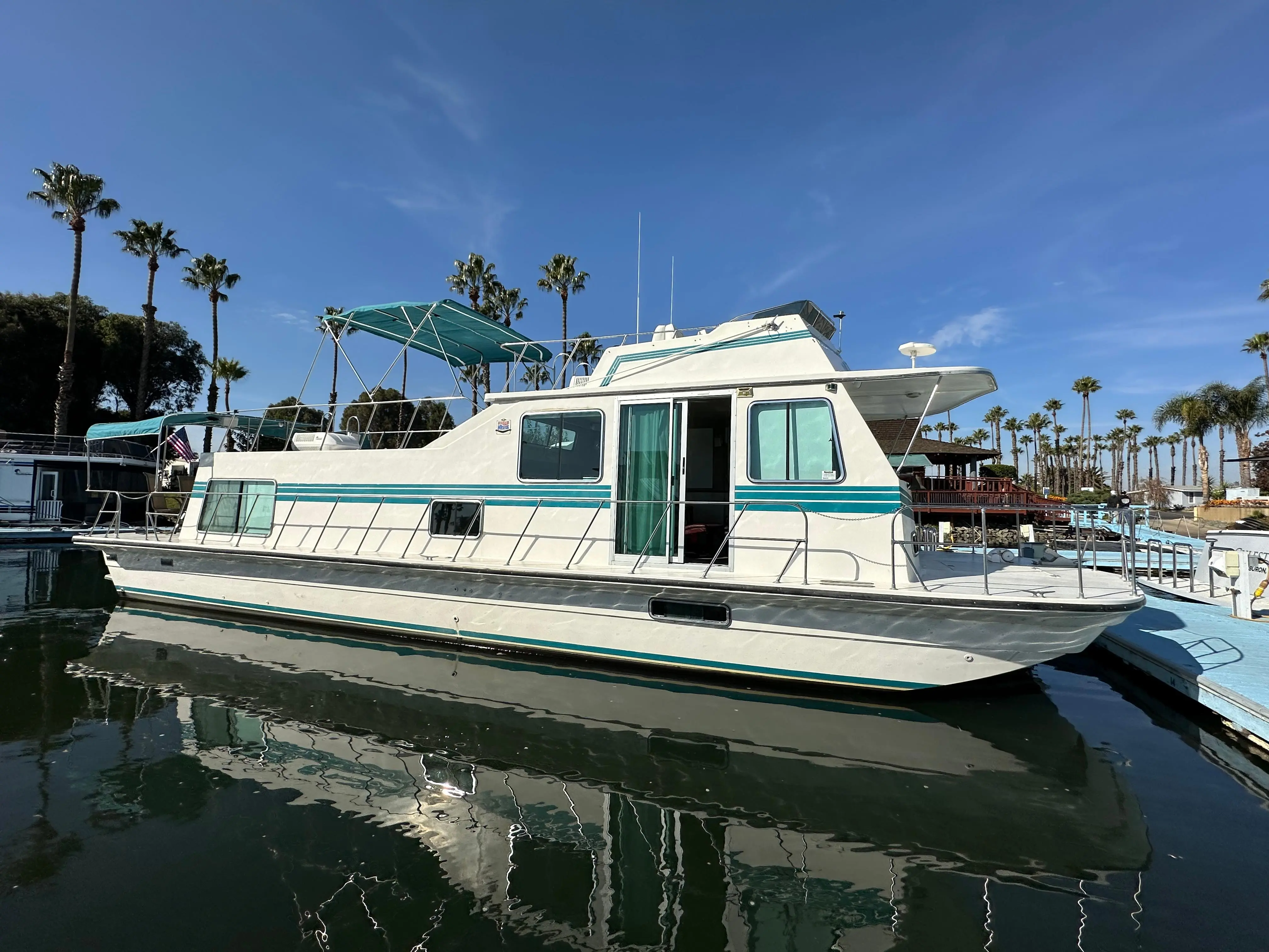 1990 Harbor Master 47' flybridge houseboat