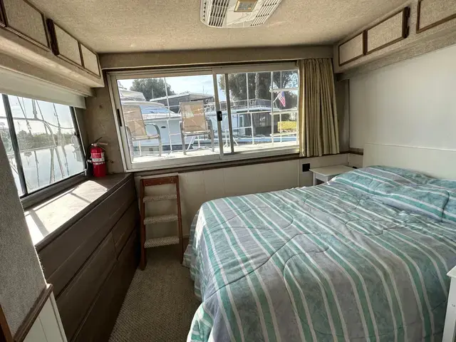 Harbor Master 47' FLYBRIDGE HOUSEBOAT