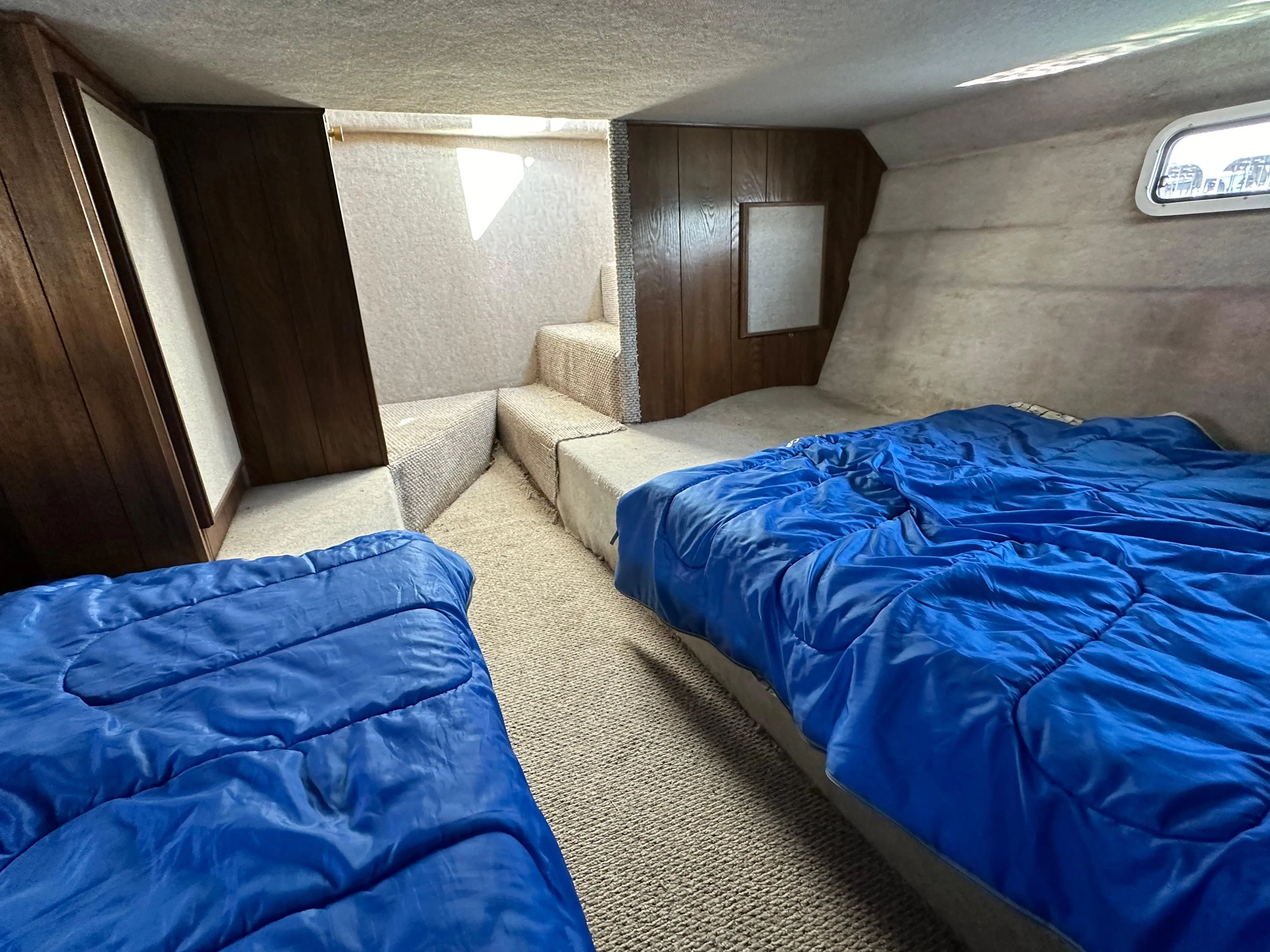 1990 Harbor Master 47' flybridge houseboat