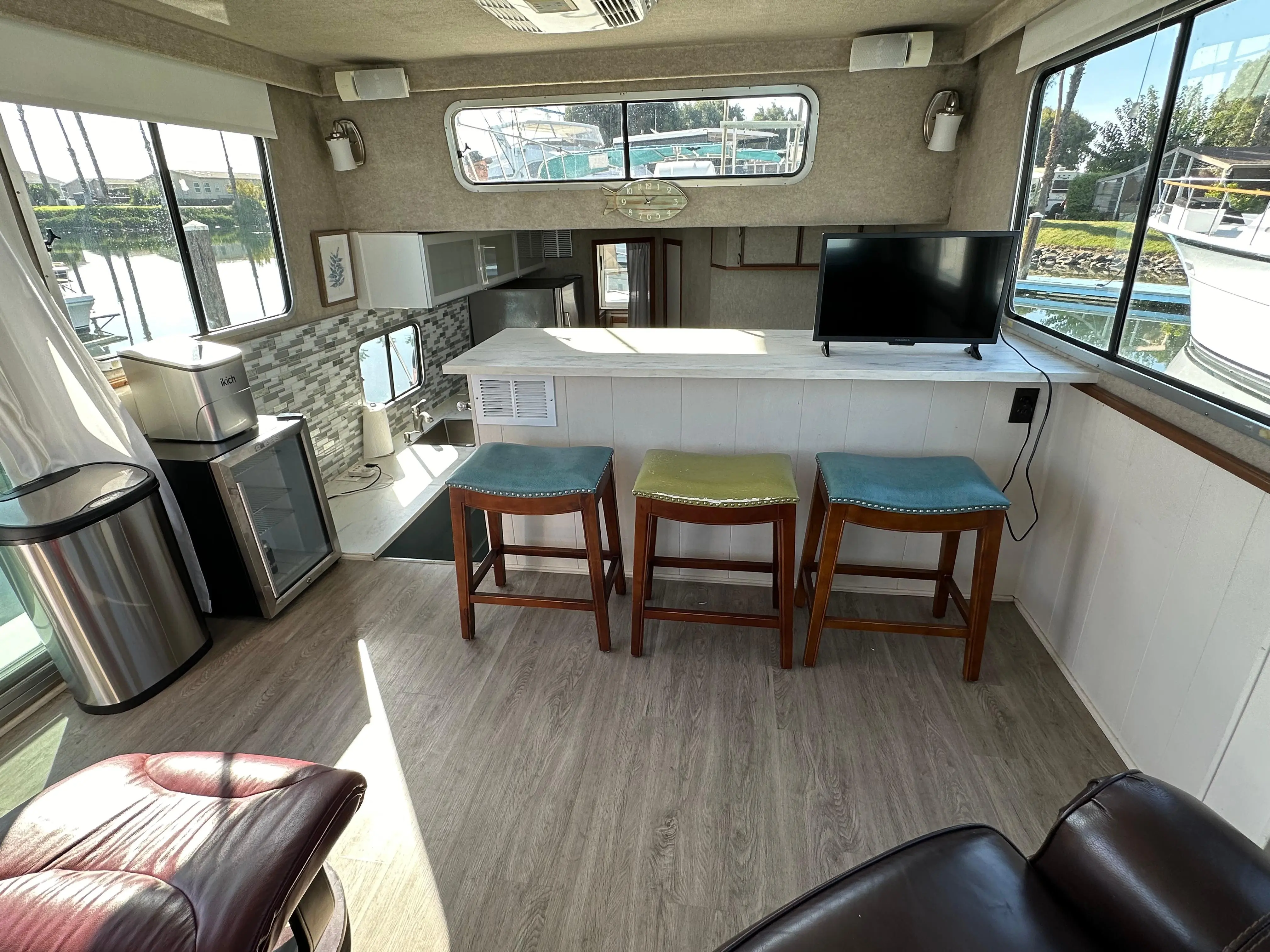 1990 Harbor Master 47' flybridge houseboat