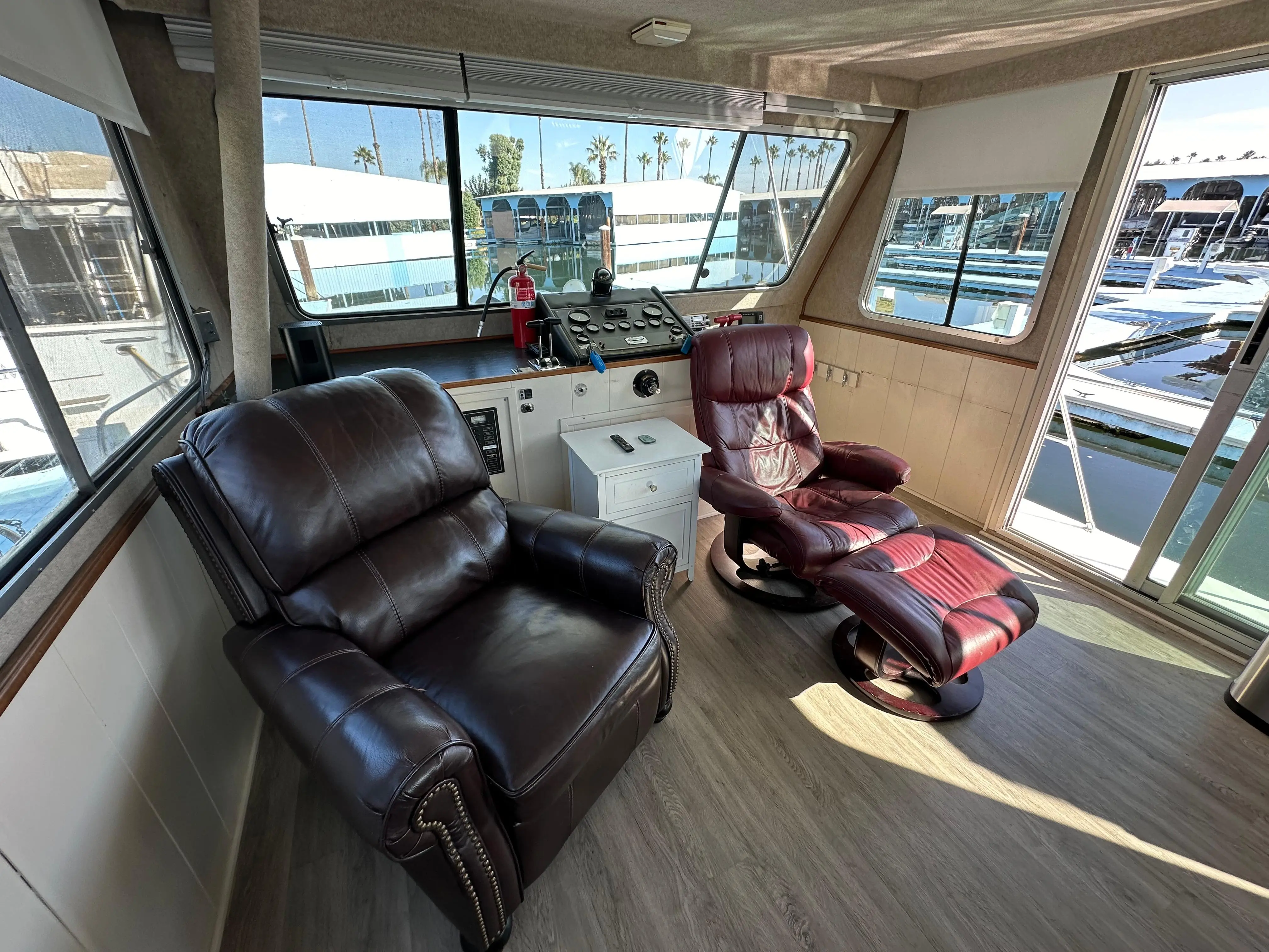 1990 Harbor Master 47' flybridge houseboat