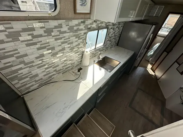 Harbor Master 47' FLYBRIDGE HOUSEBOAT