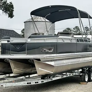 2025 Avalon Venture 85 25' Elite Windshield TT - IN STOCK