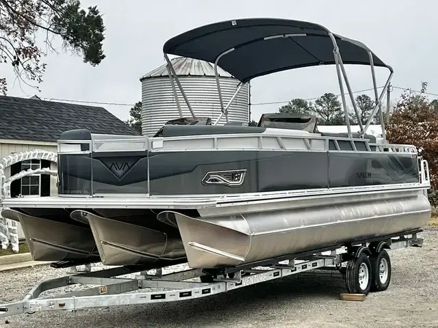 Avalon Venture 85 25' Elite Windshield TT - IN STOCK