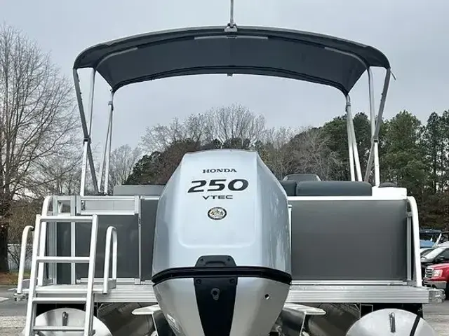 Avalon Venture 85 25' Elite Windshield TT - IN STOCK