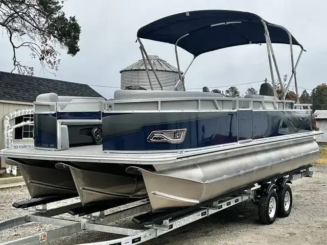 Avalon Venture 85 23' Rear Fish TT - IN STOCK