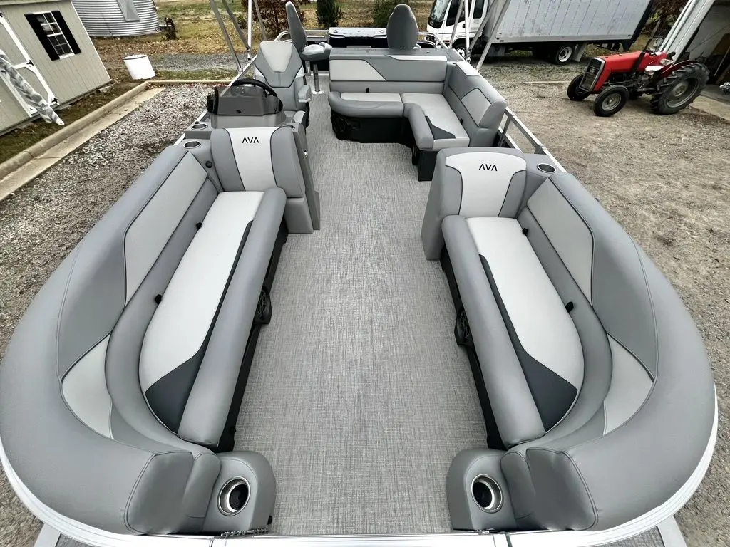 2025 Avalon venture 85 23' rear fish tt - in stock