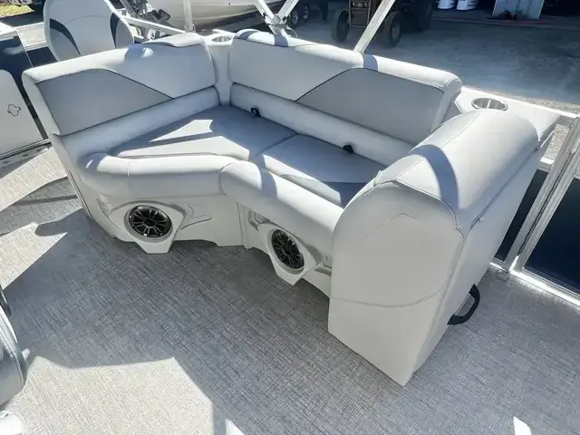 Avalon Venture 19 Rear Fish - IN STOCK