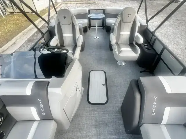 Viaggio Lago X 22 U (Quad Lounge) Triple-Toon - IN STOCK