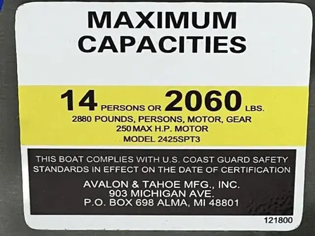 Avalon Venture 85 25' Elite Windshield TT - IN STOCK