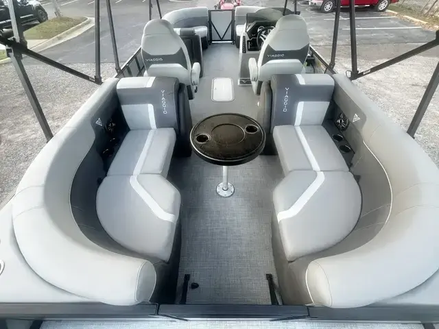 Viaggio Lago X 22 U (Quad Lounge) Triple-Toon - IN STOCK