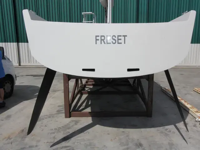 J Boats FRESET 32 custom