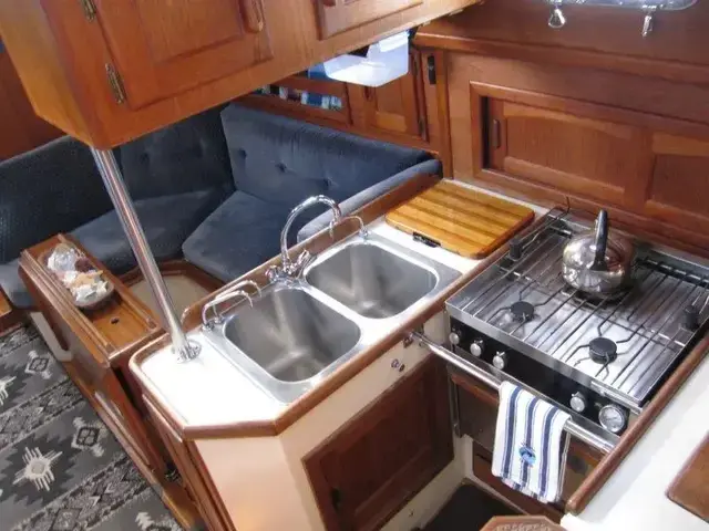 Pacific Seacraft Crealock 37