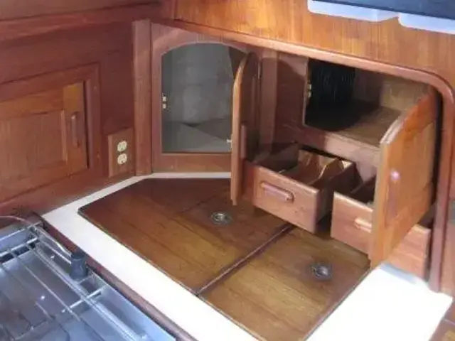 Pacific Seacraft Crealock 37