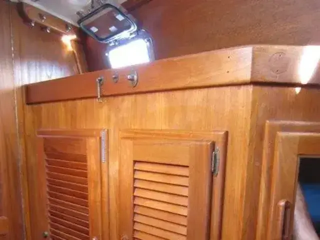 Pacific Seacraft Crealock 37