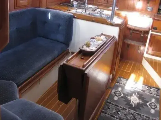 Pacific Seacraft Crealock 37