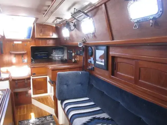 Pacific Seacraft Crealock 37