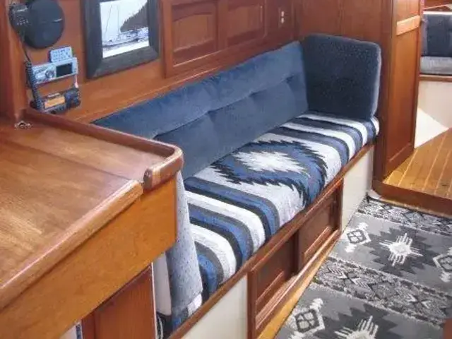 Pacific Seacraft Crealock 37