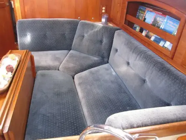 Pacific Seacraft Crealock 37