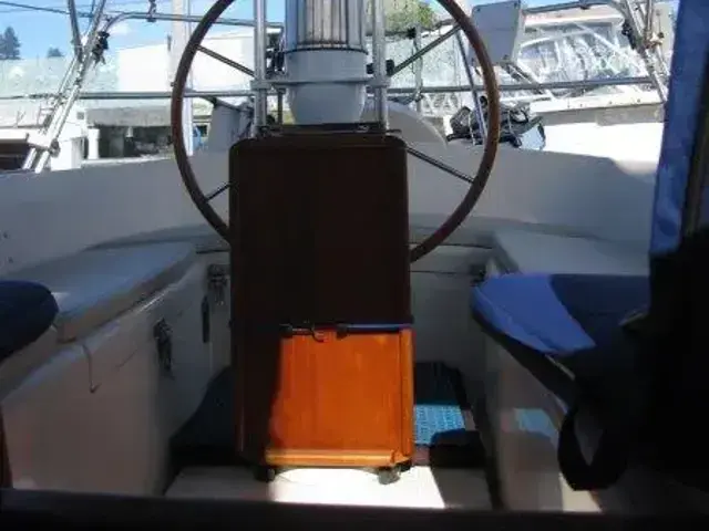 Pacific Seacraft Crealock 37