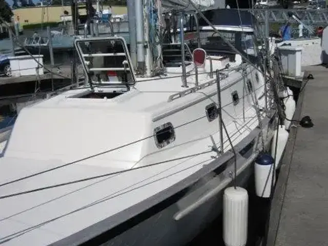 Pacific Seacraft Crealock 37