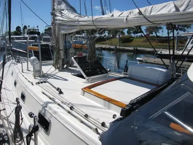 Pacific Seacraft Crealock 37