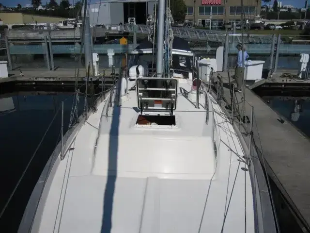 Pacific Seacraft Crealock 37