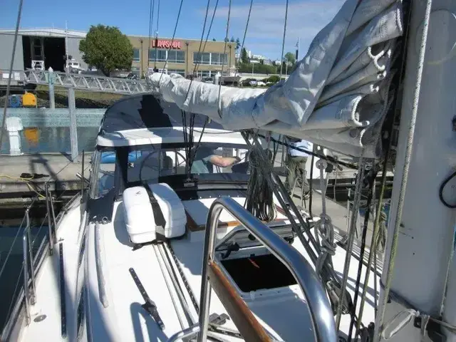 Pacific Seacraft Crealock 37