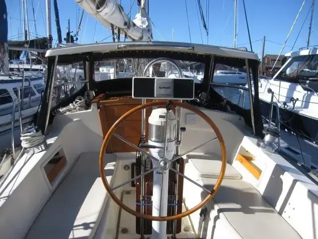 Pacific Seacraft Crealock 37