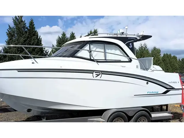 Beneteau Antares 7 Fishing