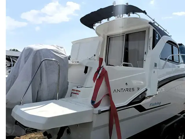 Beneteau Antares 7 Fishing