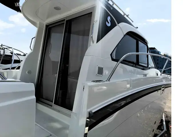 Beneteau Antares 7 Fishing