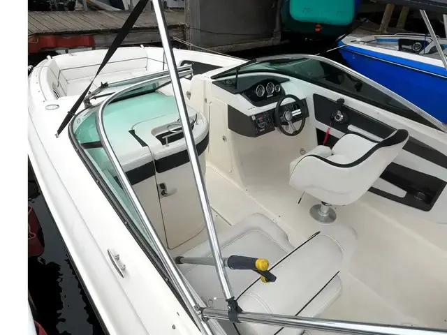 Sea Ray Sundeck 240