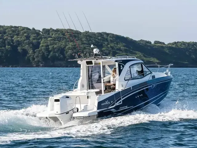 Beneteau Antares 7 Fishing