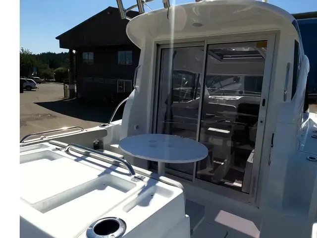 Beneteau Antares 7 Fishing